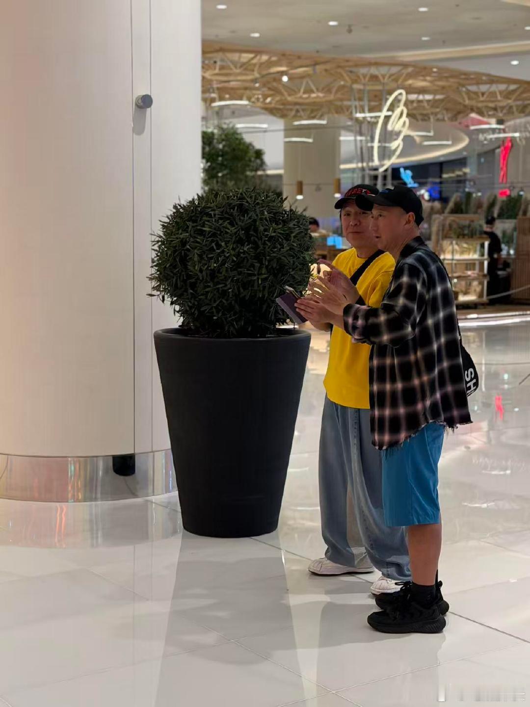 迪拜偶遇黄渤网友迪拜偶遇黄渤 网友迪拜偶遇黄渤，黄色的T恤特别吸睛，整个人的状态