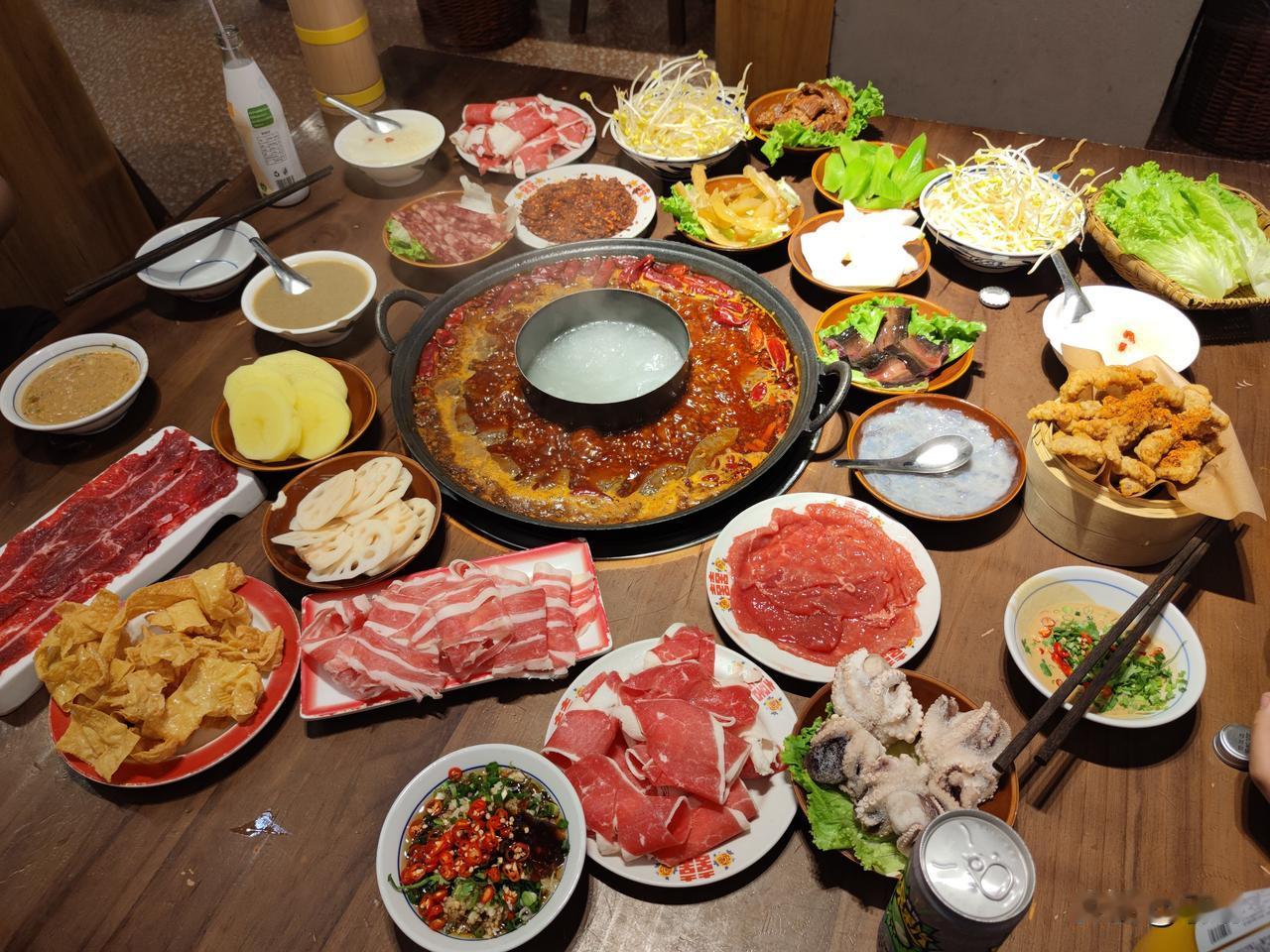 竹笆市火锅，豆芽一毛钱一份还不限量。
荤菜多数都是十来块钱，素菜几块钱，呼呼啦啦