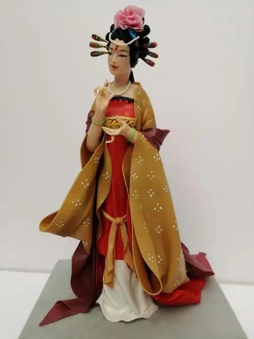 前秦诸帝王6
苻坚的儿女们——帝王家的血脉，乱世里的浮萍
　　苻坚死前亲手杀了两