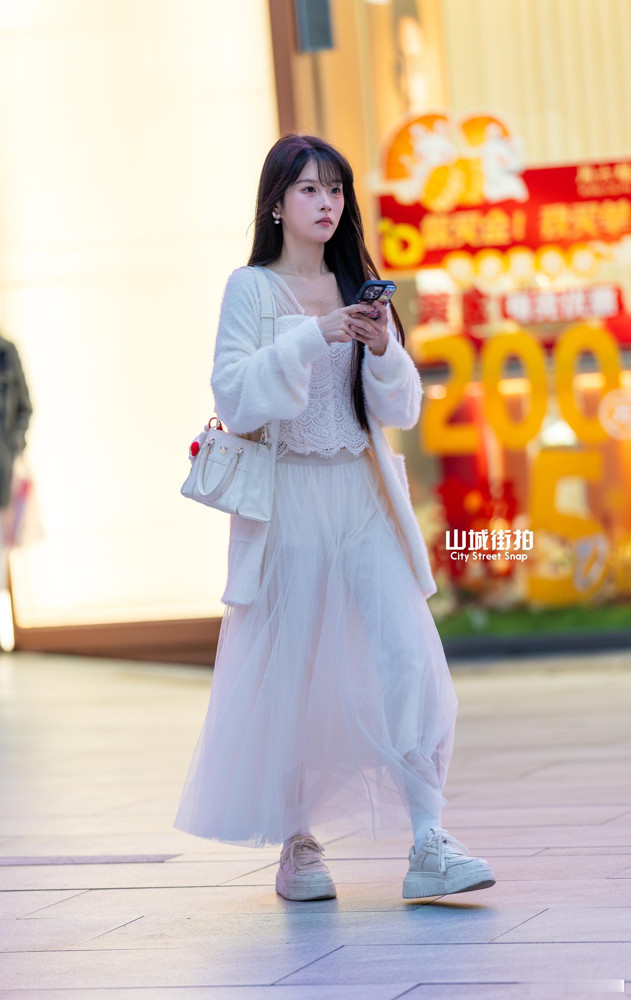 光圈大还是有好处，晚上不打灯也能拍~ 