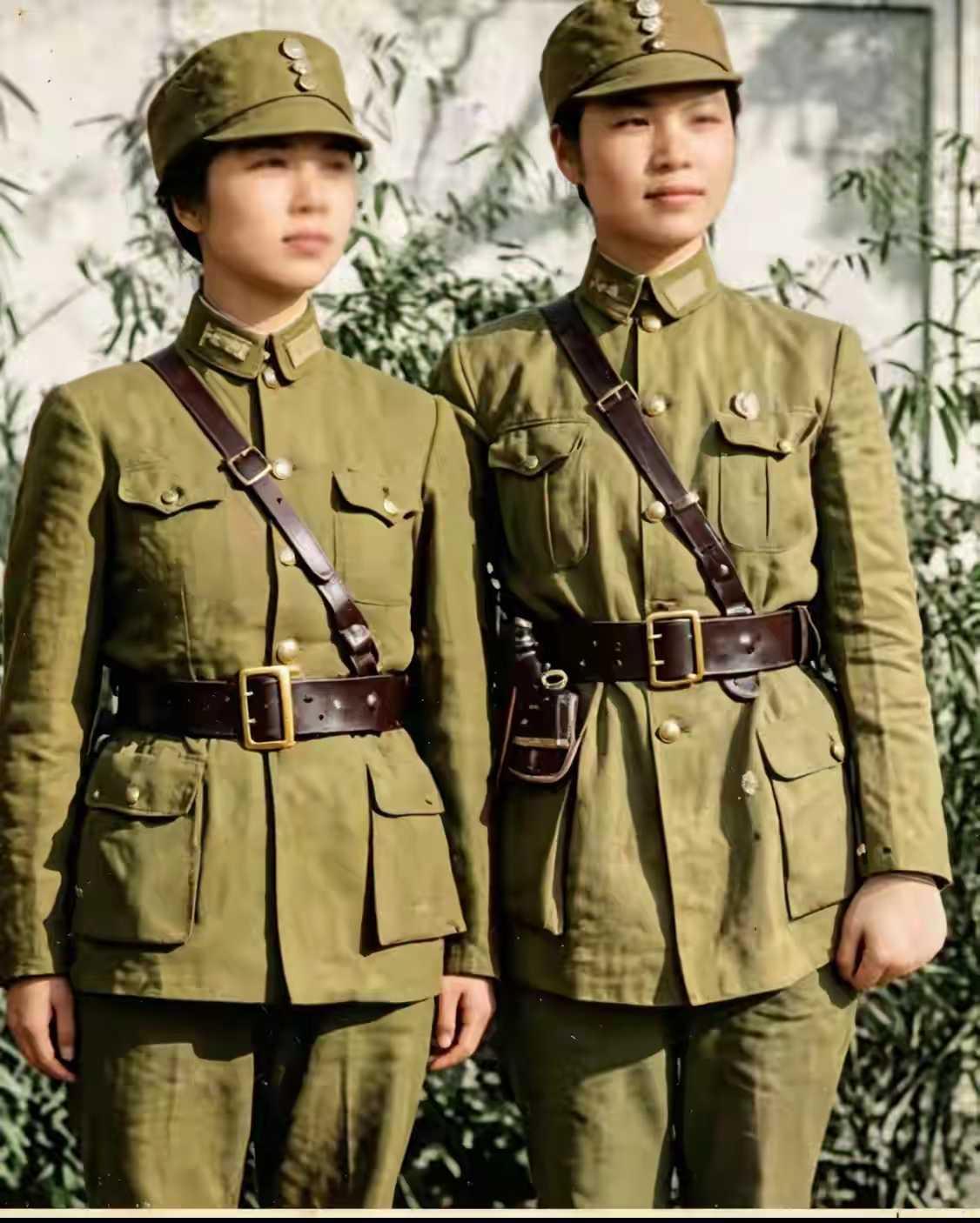 这张修复上色的复古老照片，定格了两位民国时期女军人的身影。一身挺括的橄榄绿军装、