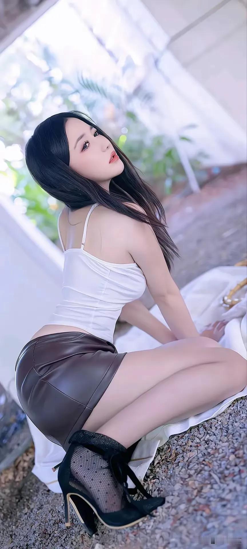 极品美女，白背心，短皮裙，修长美腿，大眼睛，长发飘飘