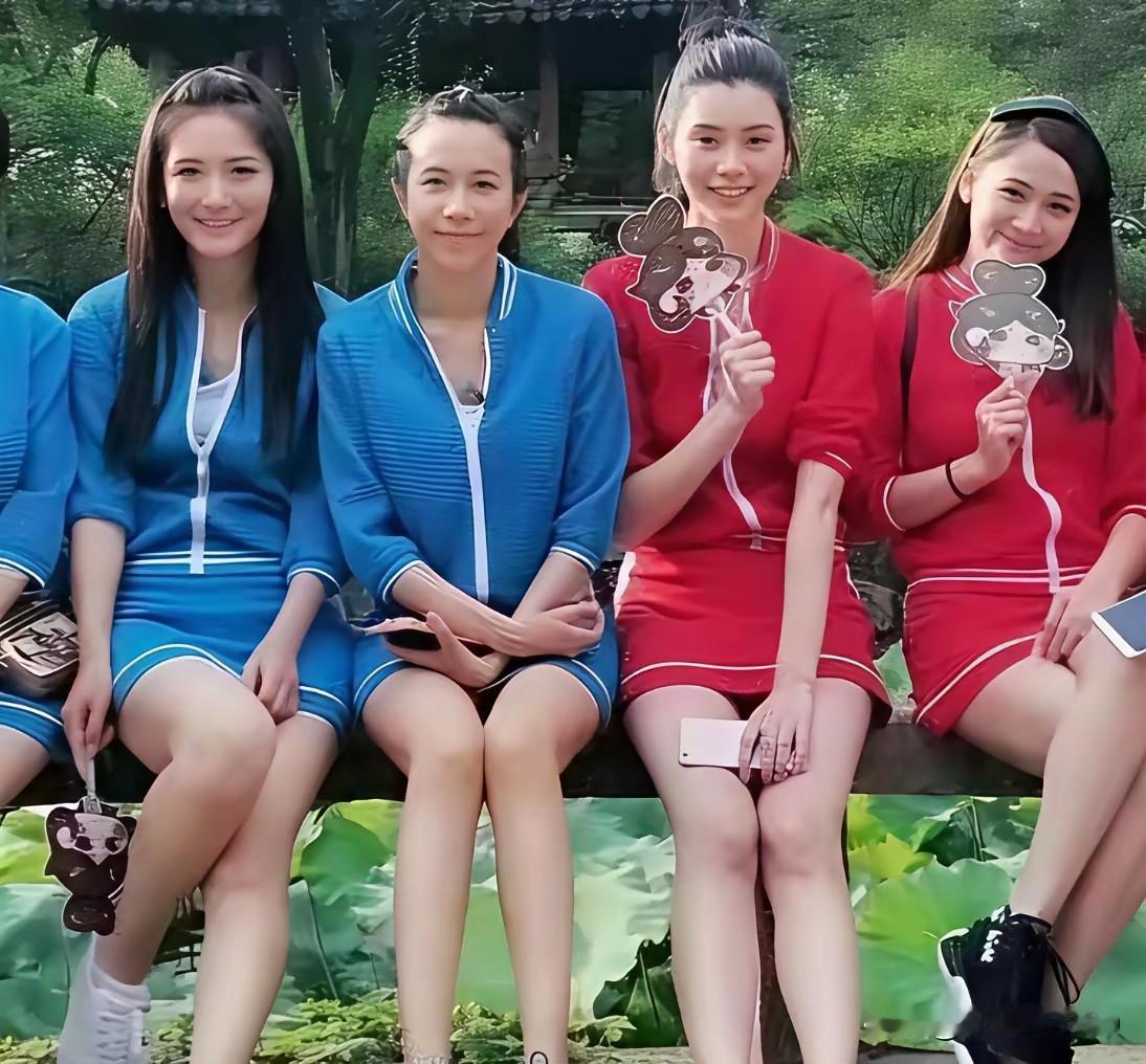 莫文蔚的那一双美腿，还真不是吹出来的美，和超模奚梦瑶同时坐在一起，奚梦瑶的腿确实