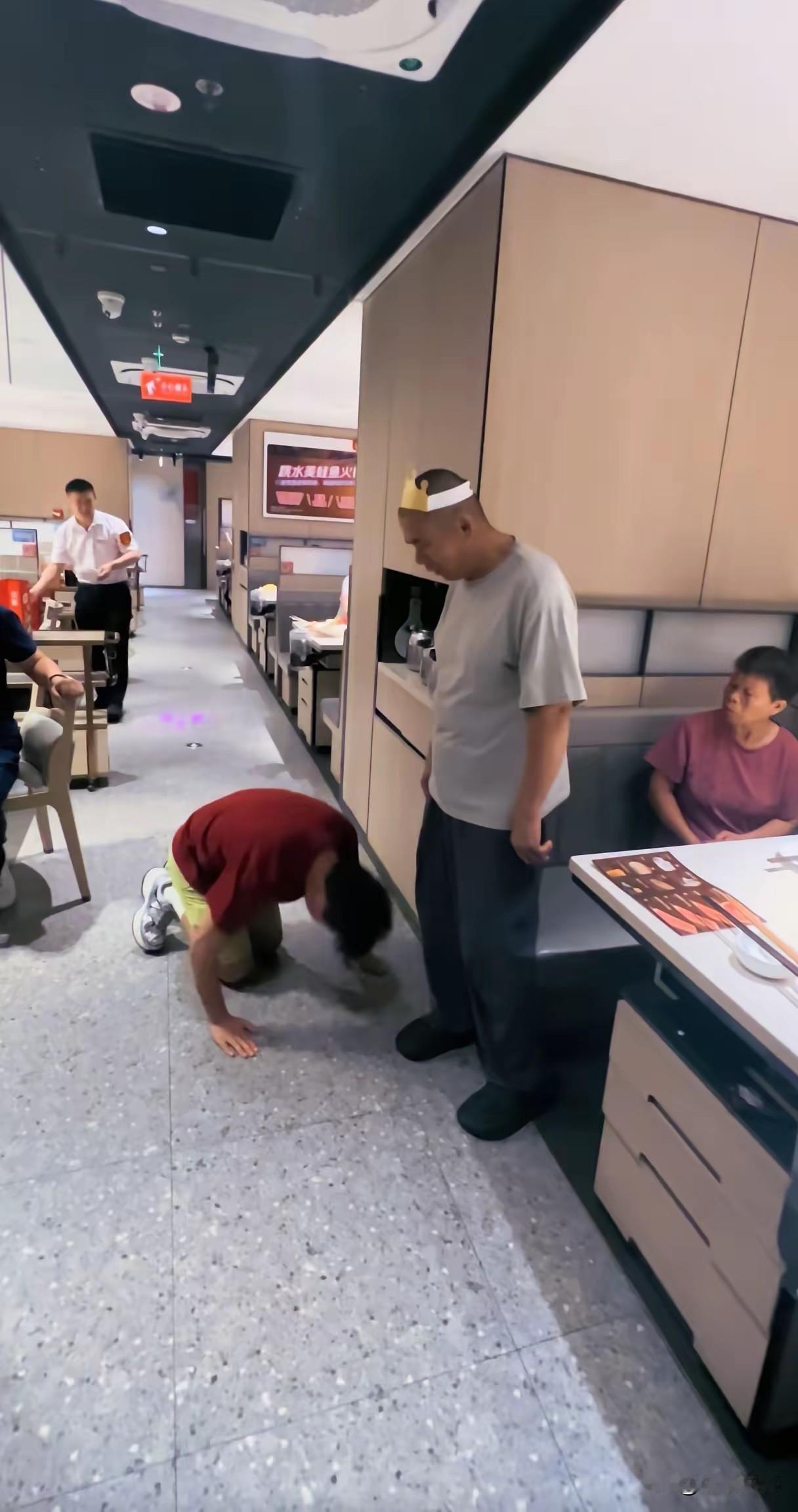 泪目了！上海，一小伙子在饭店为父亲庆生，为了表示对父亲的感谢，当着所有人的面给父