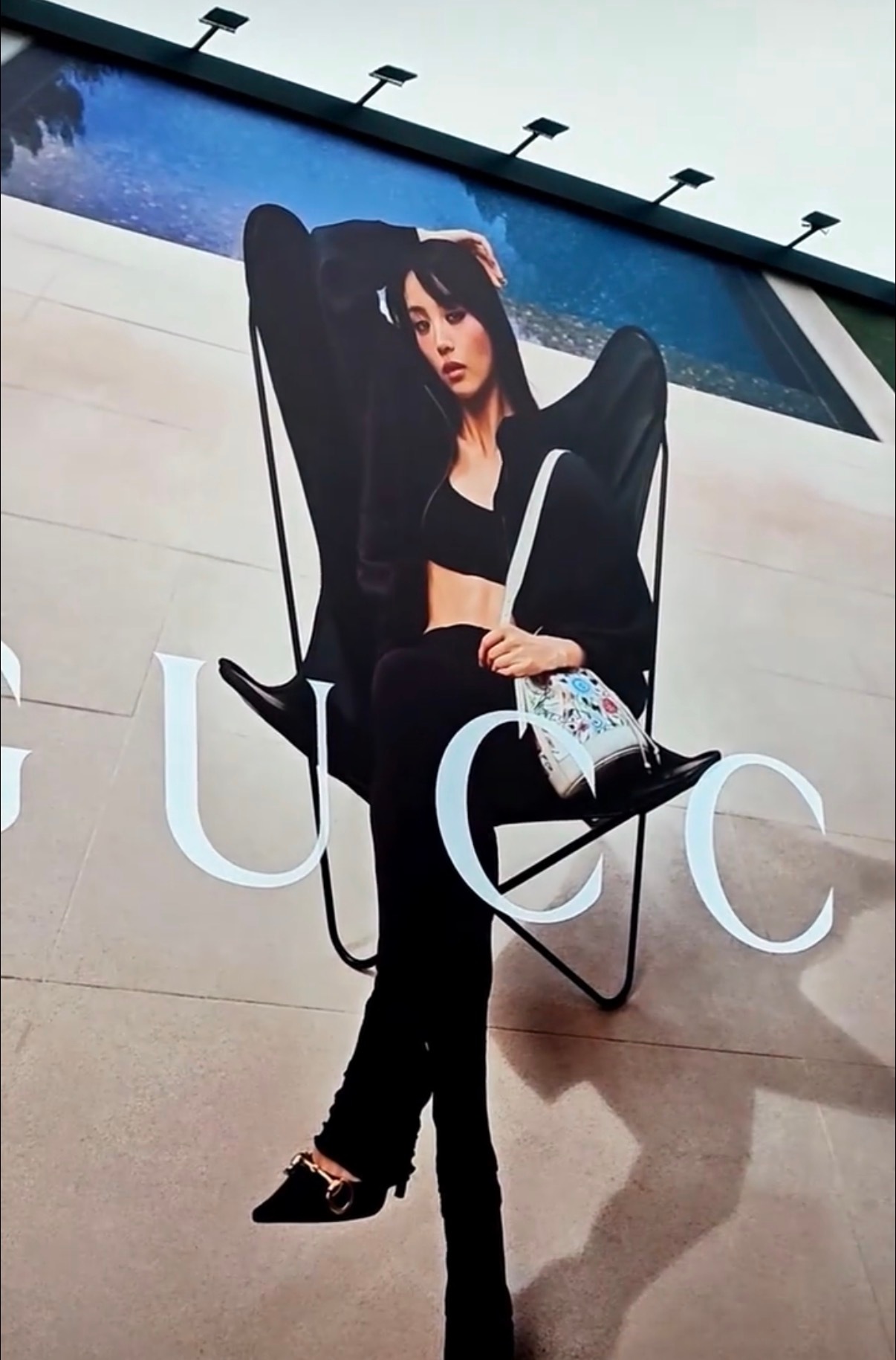 田曦薇GUCCI巨幅广告 田曦薇的GUCCI巨幅广告太有感觉！一身黑穿搭酷飒满分