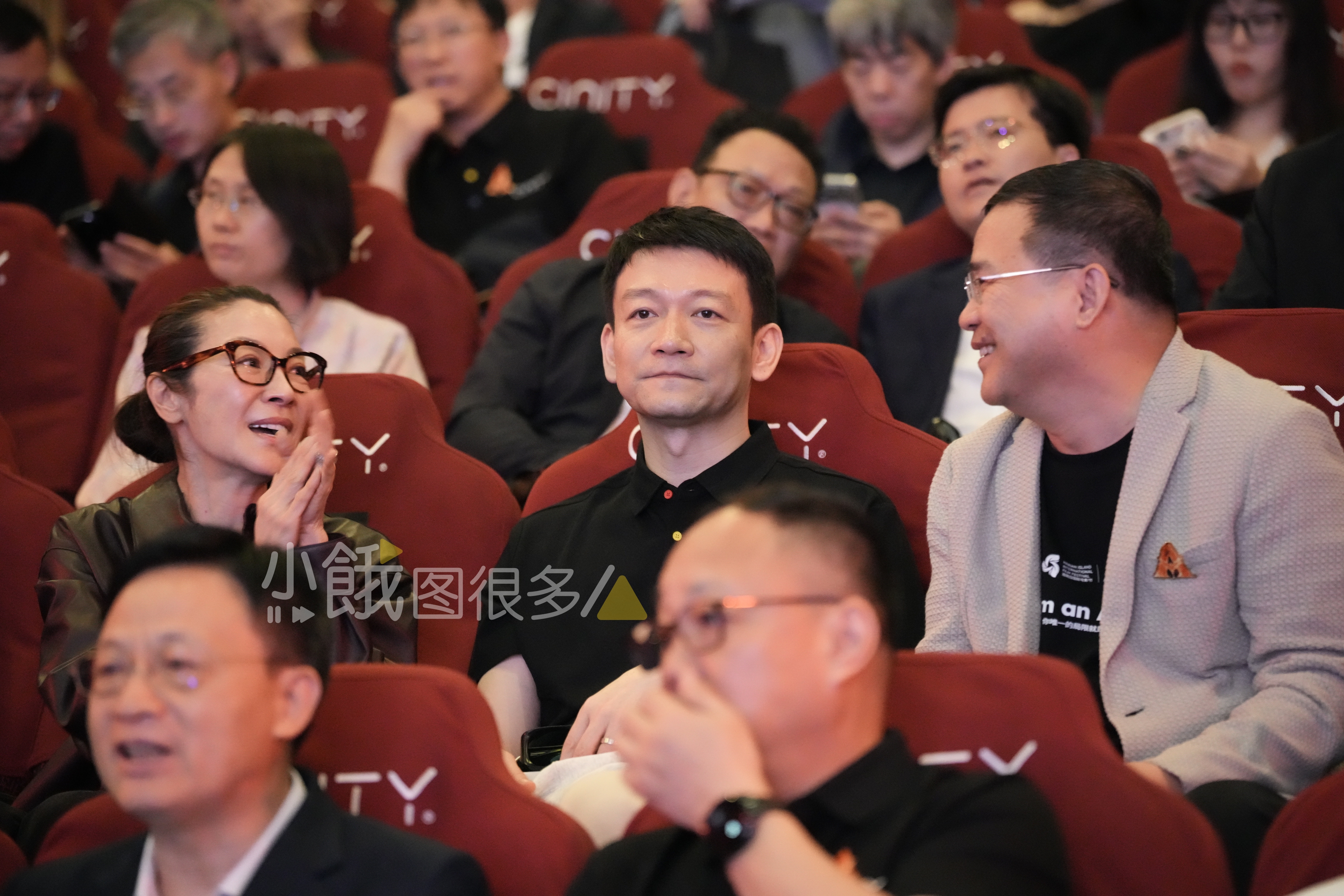 郭帆真薅到杨紫琼进组了 郭帆和杨紫琼一起观看《阿凡达3》首映礼，几人相谈甚欢。原