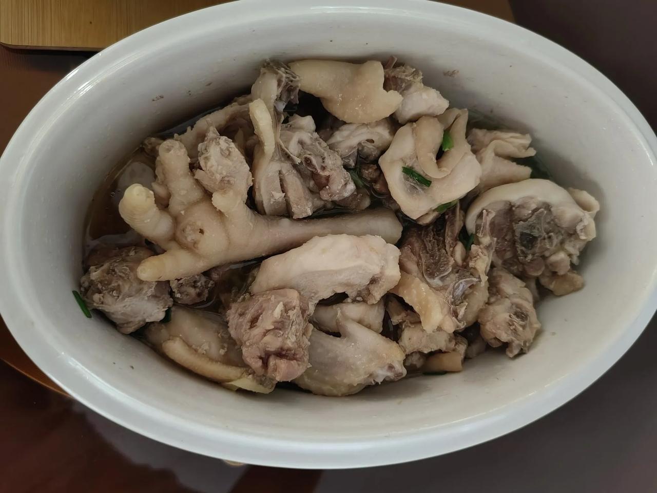 肉掉地上了家公还让小孩捡起来吃掉，还说三秒钟之内捡起不会沾染细菌。

家公是50