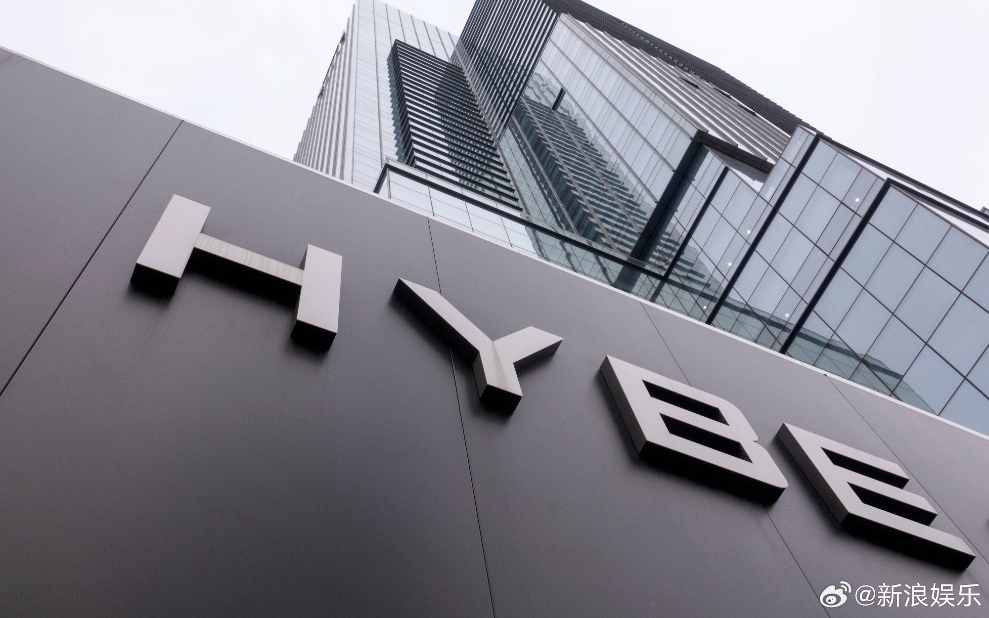 法院承认HYBE对专辑销量造假 据韩媒，闵熙珍与HYBE“看跌期权”诉讼判决书被