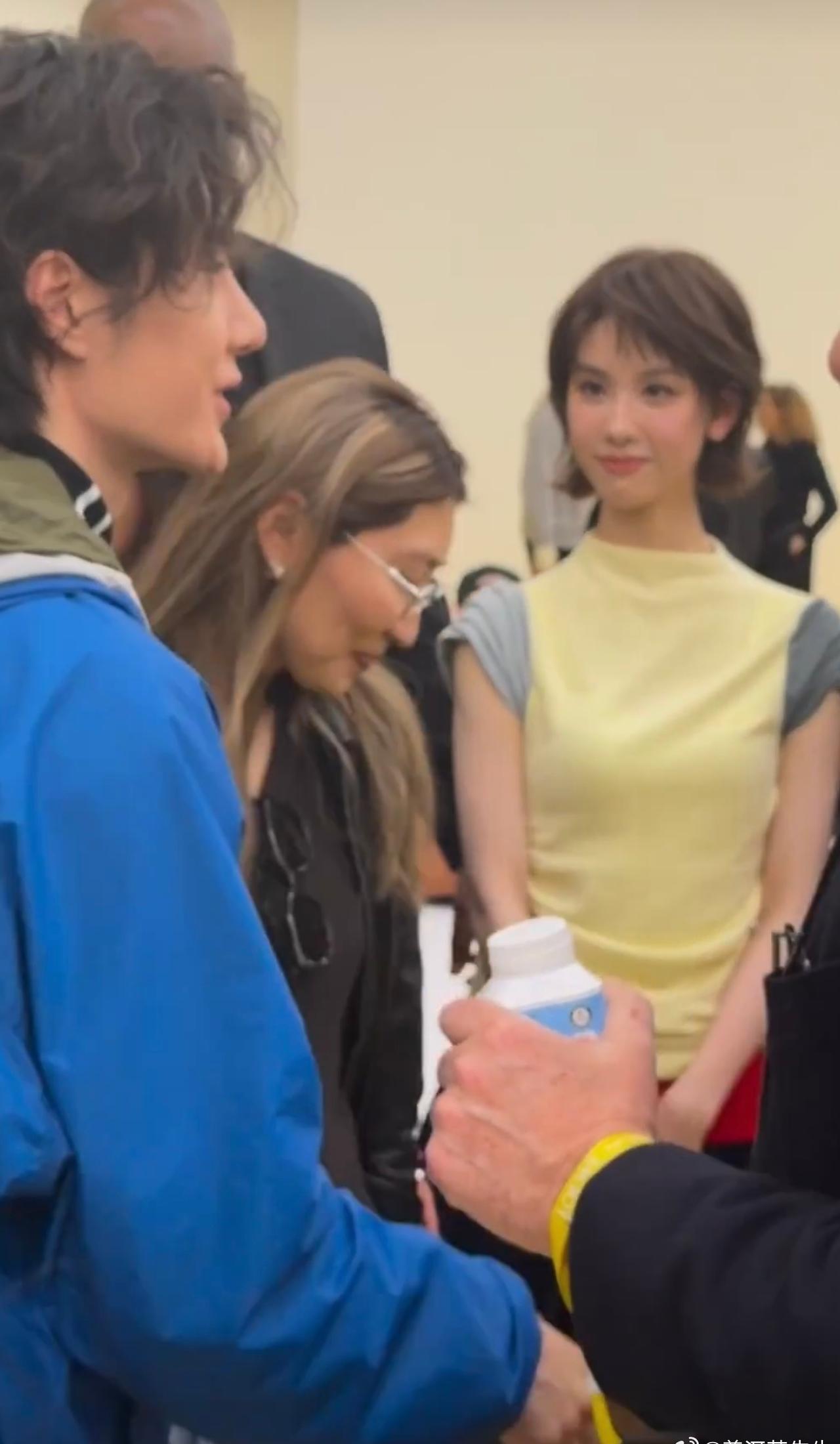 王一博和陈都灵在巴黎时装周，均表现出了东方的美感，内敛灵动，温润如玉。

陈都灵