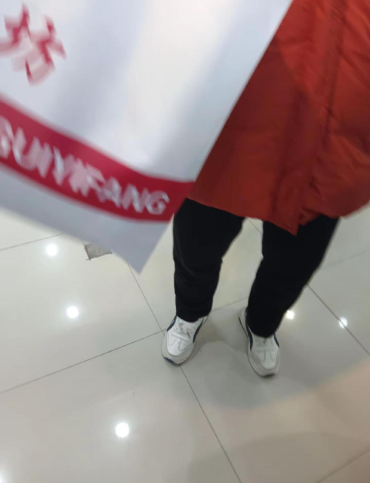 这位阿姨说，她三十多岁老伴去逝了，一个人养大5个小孩，真是伟大母亲，如今社会在也