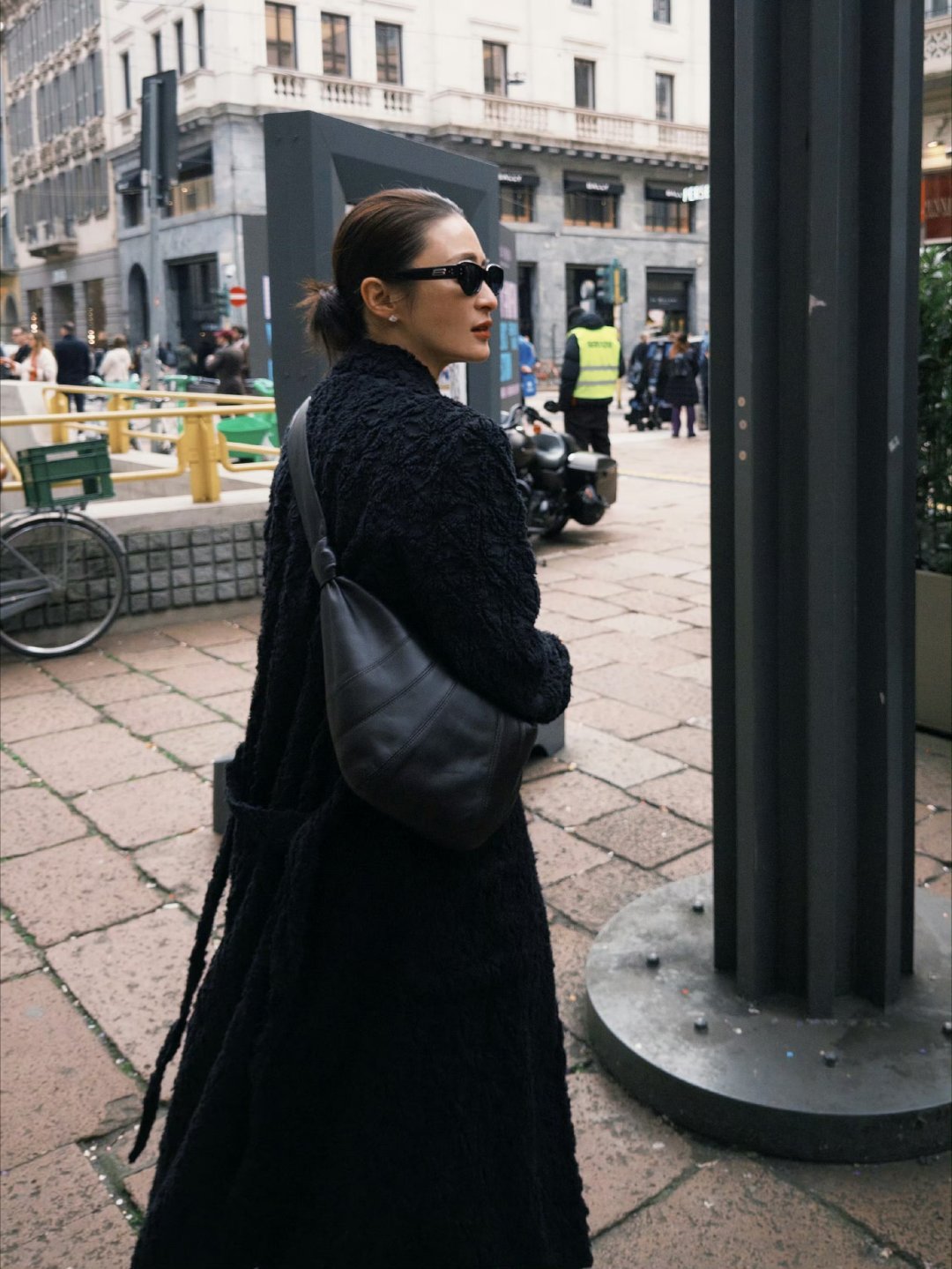 蒋勤勤米兰街拍蒋勤勤米兰街头随拍气场绝了！全黑造型利落干练，大光明搭配黑超，又酷