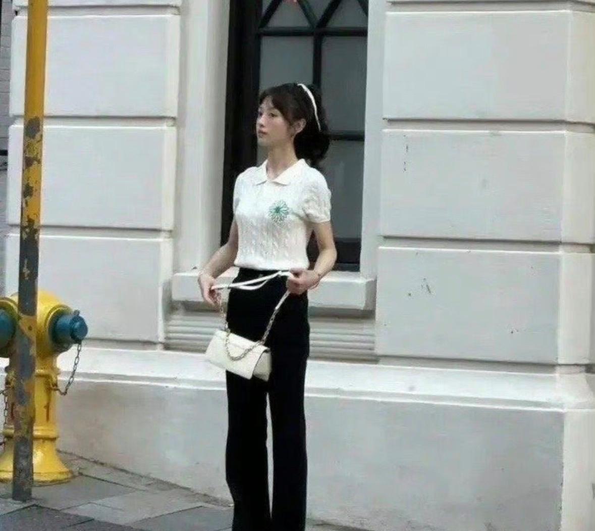 被田曦薇这张娃娃脸给骗了，原来她竟然这么高。 