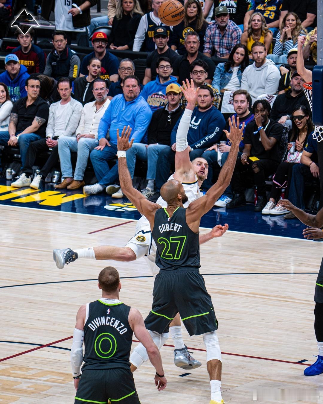 上半场的哨子比较紧，而众所周知森林狼打不了哨子紧的比赛。爱德华兹的伤病让这个系列