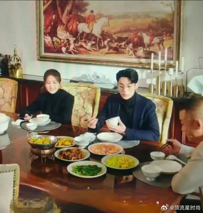 原谅我一直get不到这种长方形的饭桌，吃饭根本夹不到菜啊，为啥那些豪门却很喜欢这