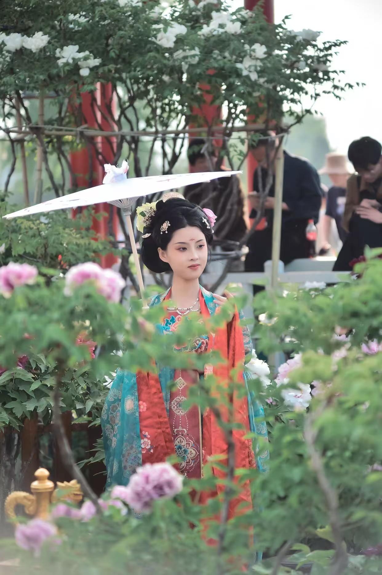 郓城县黄堆集曹洼村

村名由来
据传，很久以前，此地一片汪洋，水退后，于明朝永乐