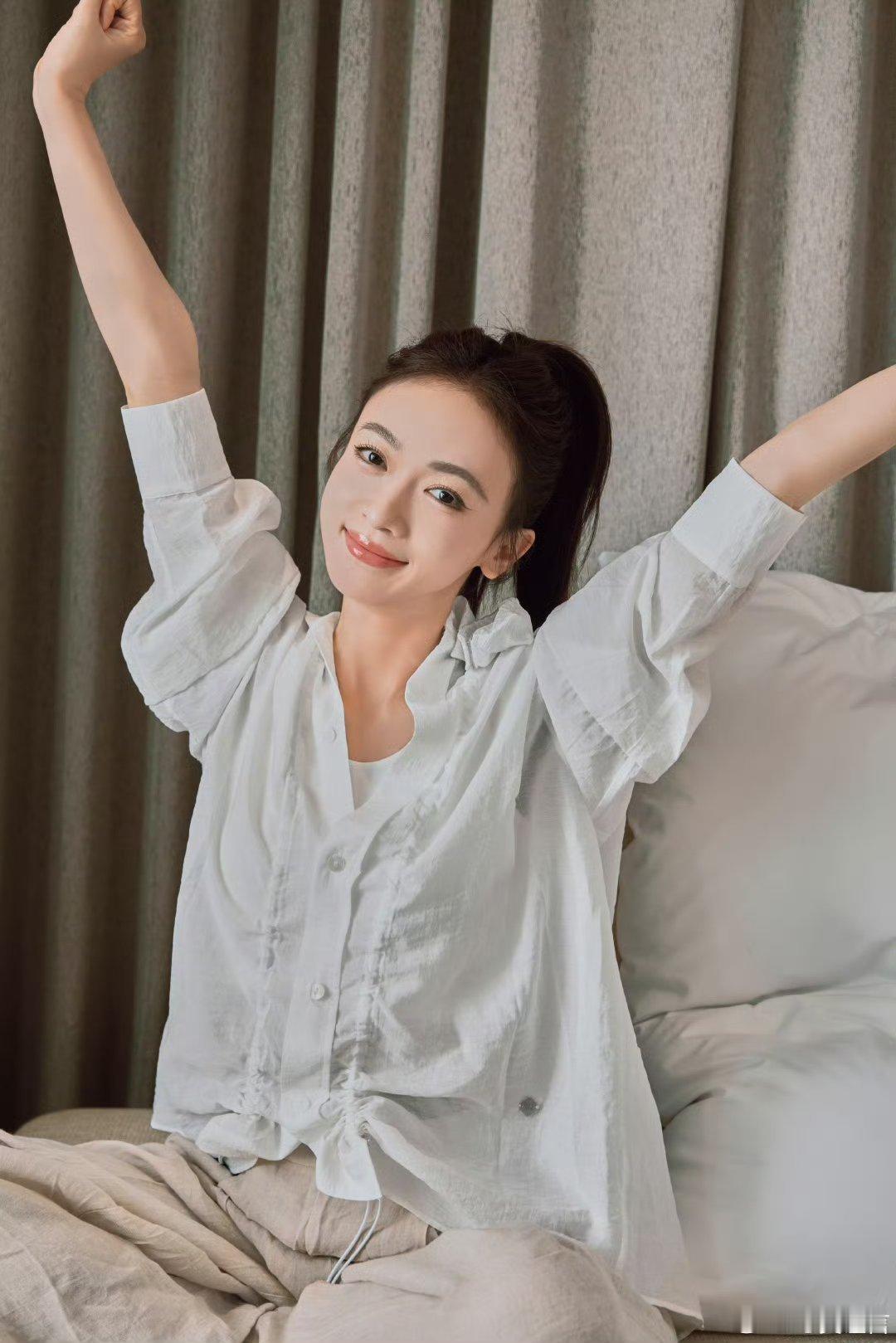 #吴谨言巧了你也穿白色入境# 吴谨言分享六宫格营业照，巧了你也穿了白色入境，白衬