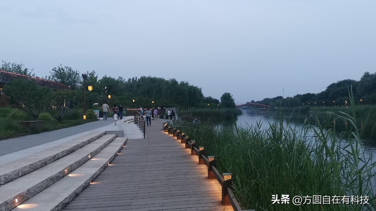 清晨漫步清河滨水绿廊，一河尽揽西山温柔

晨光中的清河绿廊褪去了白日的喧闹，格外
