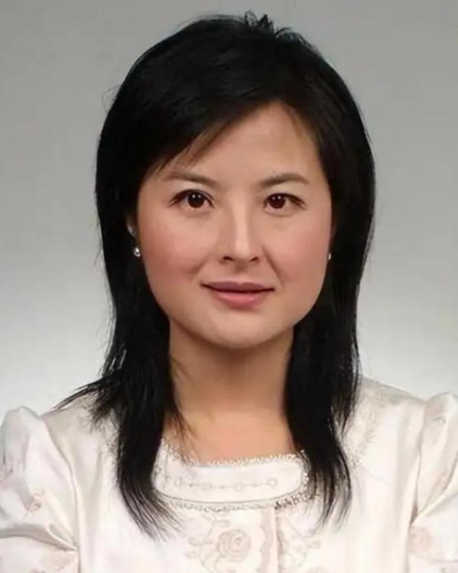 2002年，阿富汗。央视女主持人张泉灵已经十几天没洗澡了。防弹衣裹着全身，天气闷