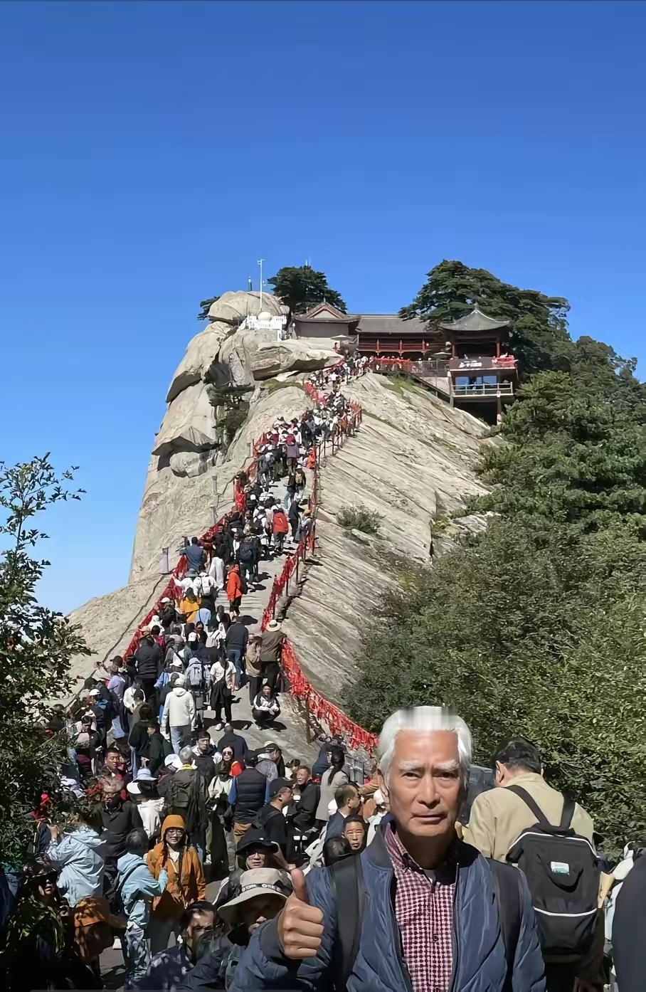 82岁高龄，还勇爬华山，太牛了。
这位白发老人，估计很多人都不会陌生吧？
突然发