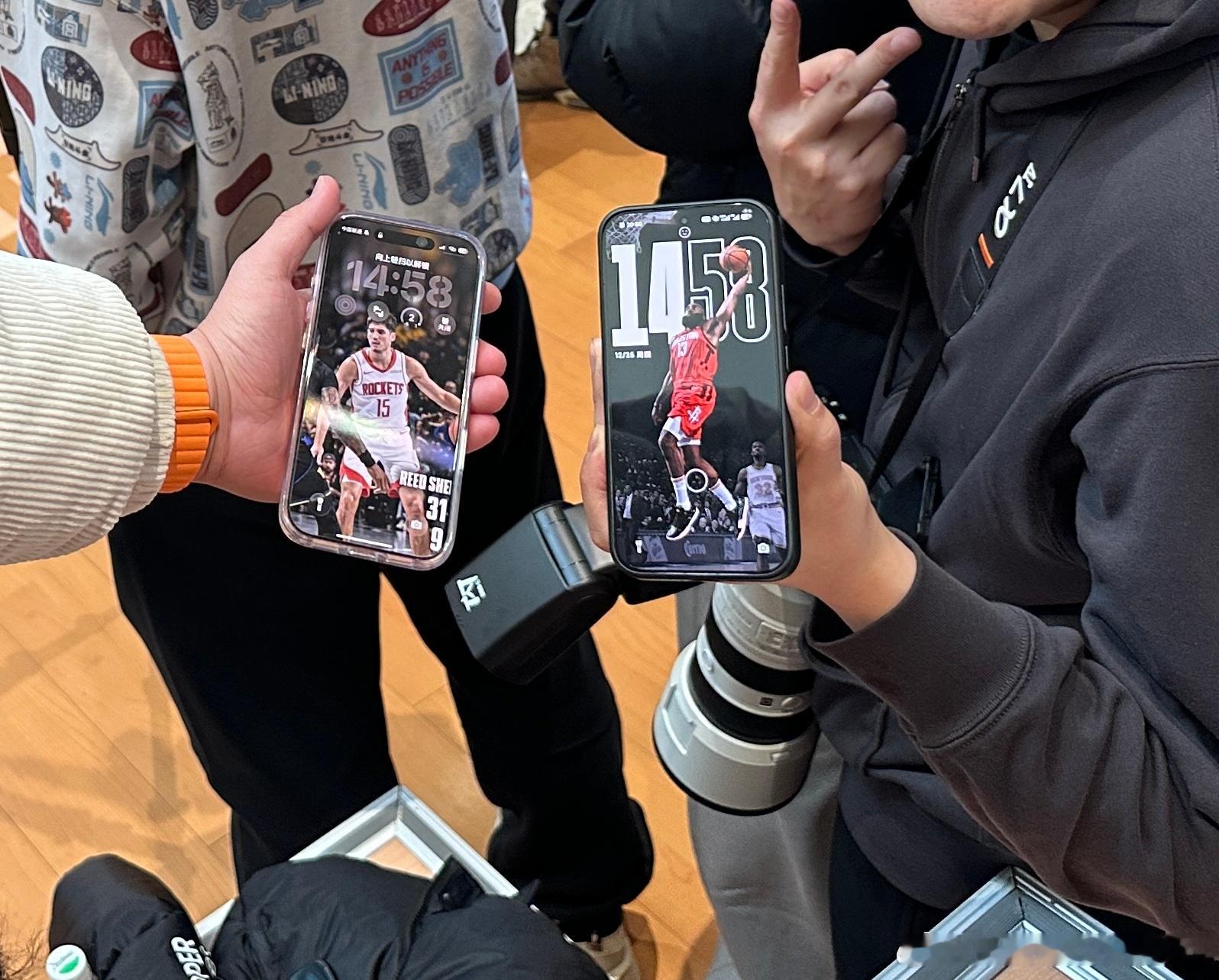 中国篮球名人堂入堂名单公布现场，跟我李哥这接头暗号对上了（左边肯定是我的啦）休斯