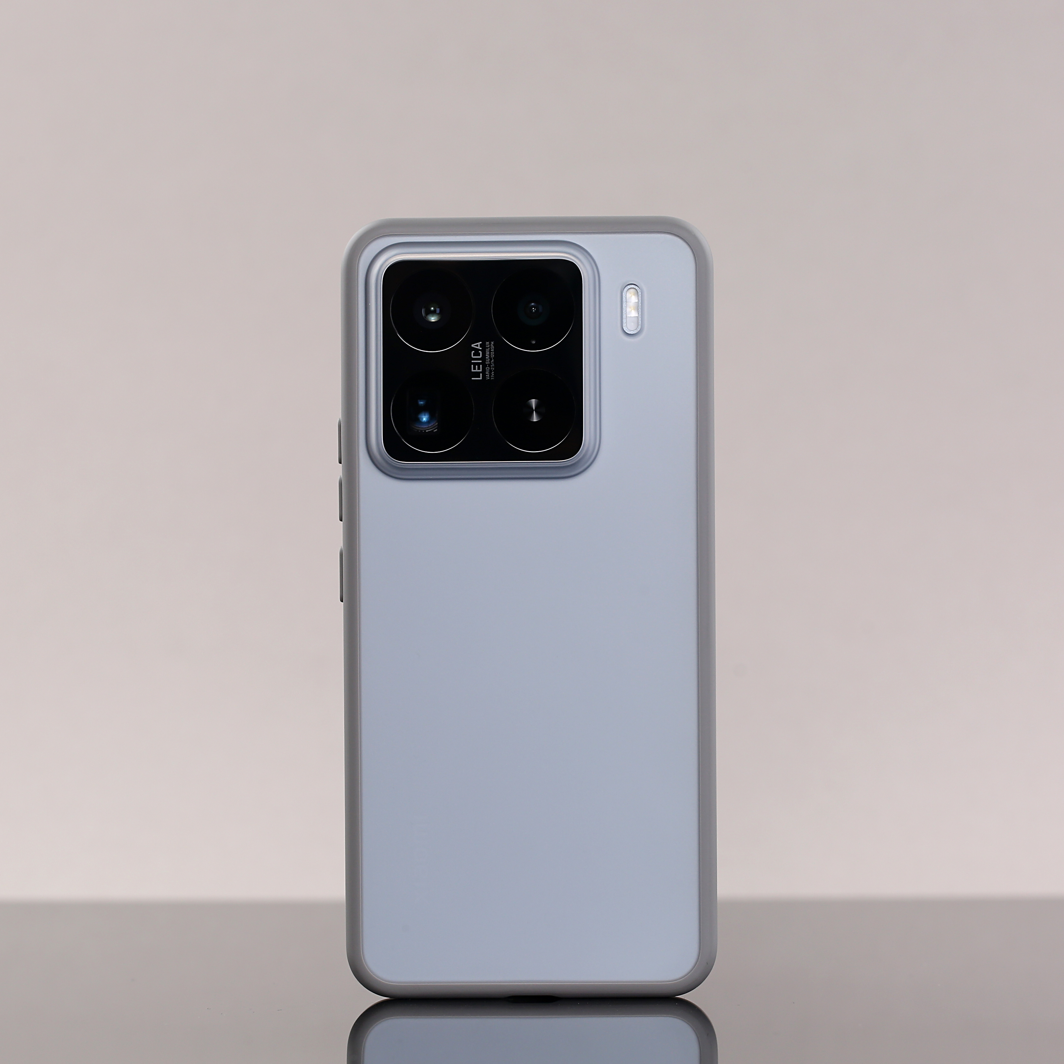 朋友们，小米 15 Pro 013 上了。碳黑、钛灰双色可以选择，非磁吸款轻约 