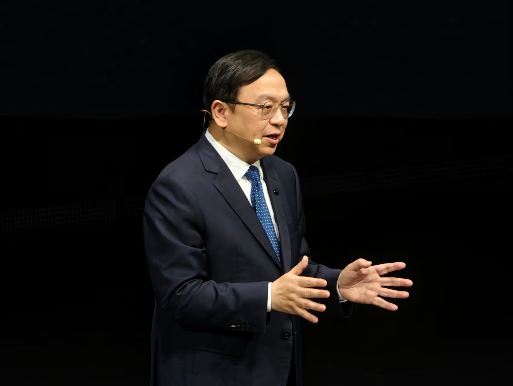 #比亚迪第二代刀片电池5分钟充好# 比亚迪王传福这两张照片真帅啊！！大佬气质拉满