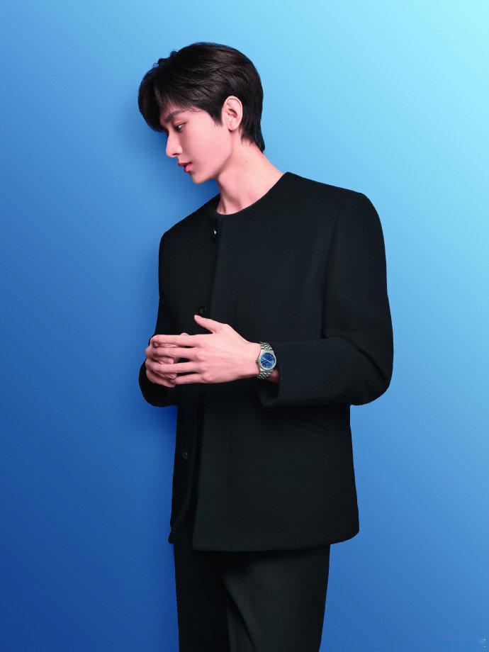 今天成毅营业晒一张侧脸照，有成熟的味道了！啊啊啊啊啊，淇淇哥哥真的太帅了[打ca