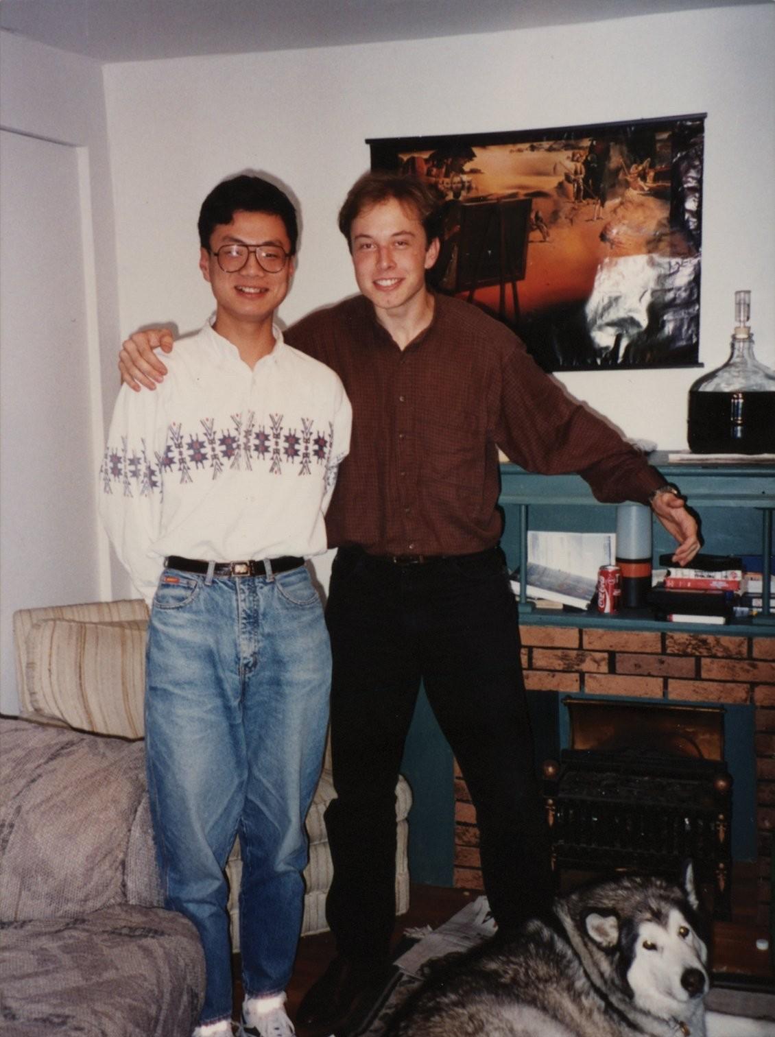 1992年，宾夕法尼亚大学物理实验室里，两个年轻人成了搭档。一个是南非来的埃隆·