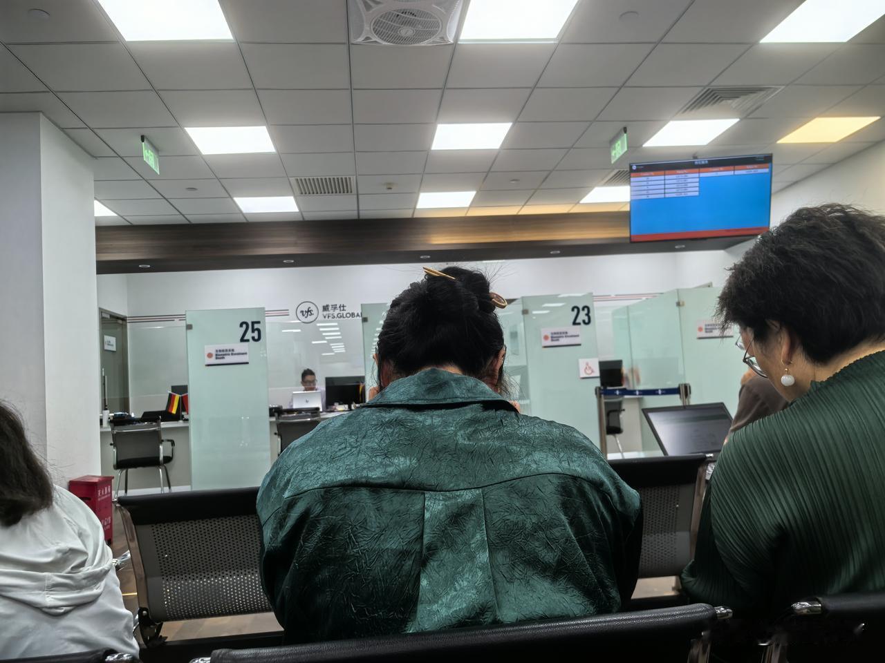 这里有25个工位，复杂受理不同类型的出境申请业务。