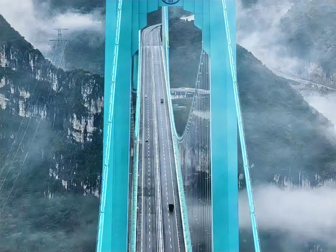 中国的基建也太强了，
以前的三峡水利工程，
就震惊了全世界。
如今的跨海建桥，