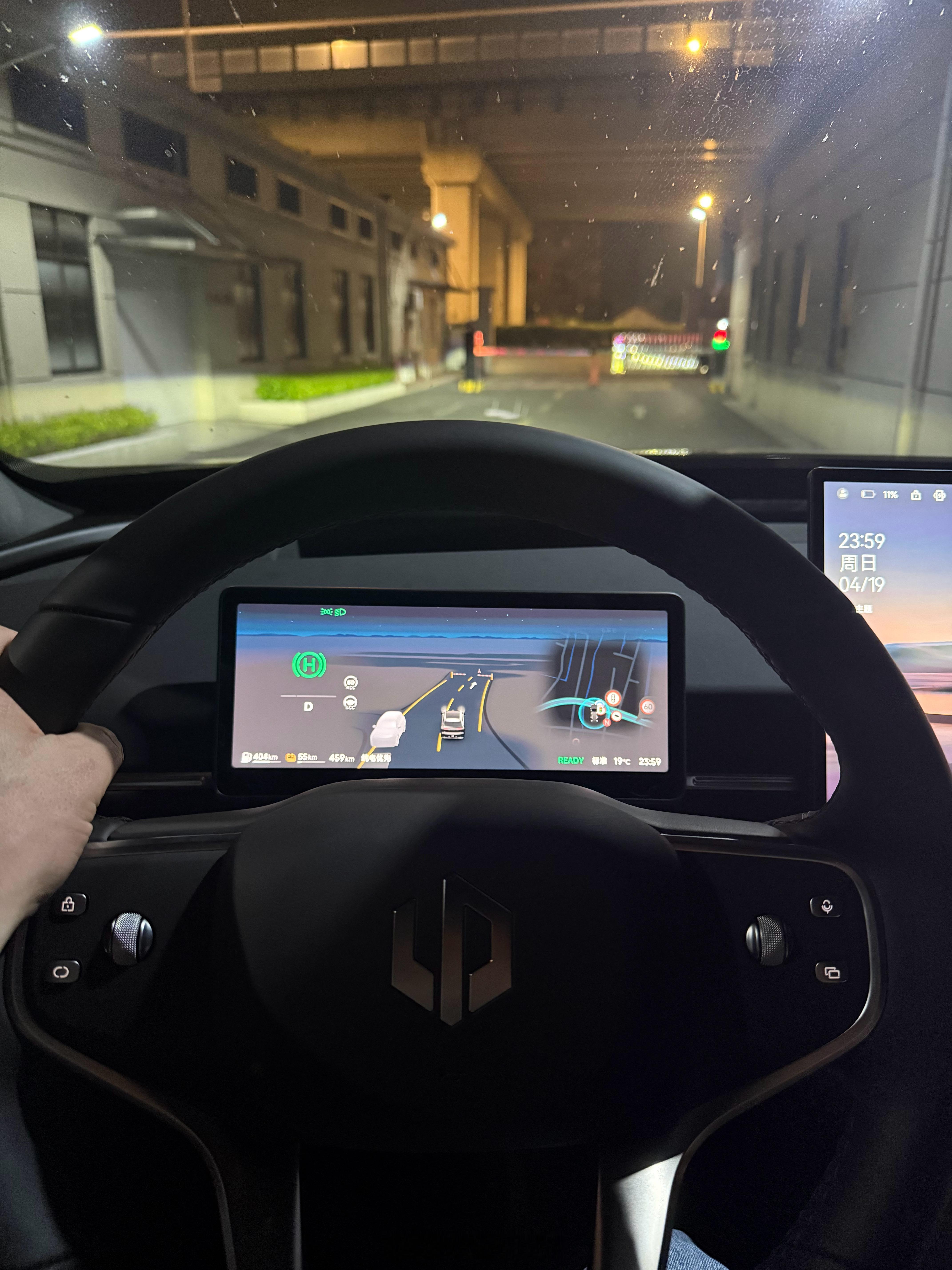 今天干了好多好多事，这会已经没力气多说一句话了，下班回家，智驾在此刻比什么配置都