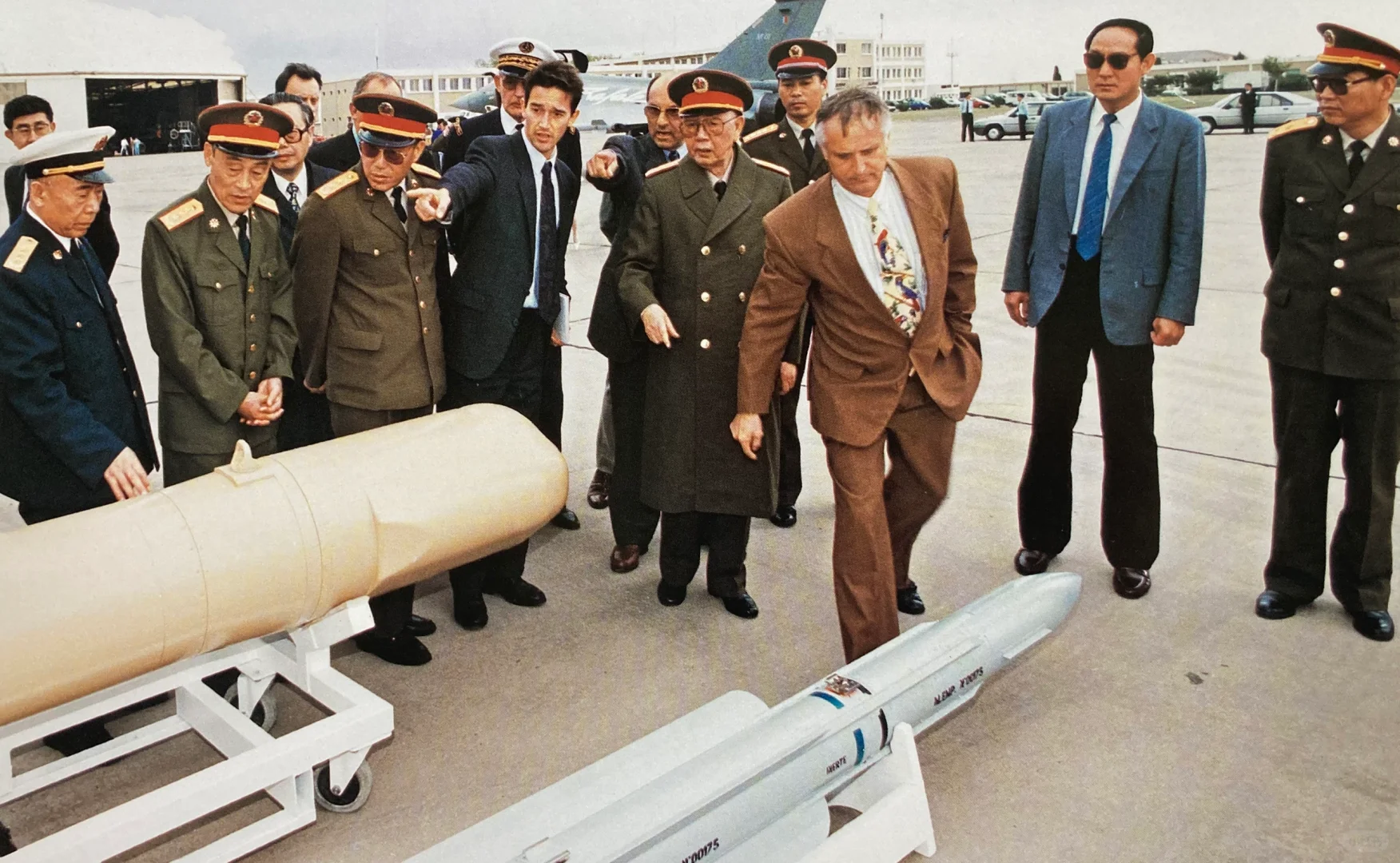 1996年9月在法国参观空军装备