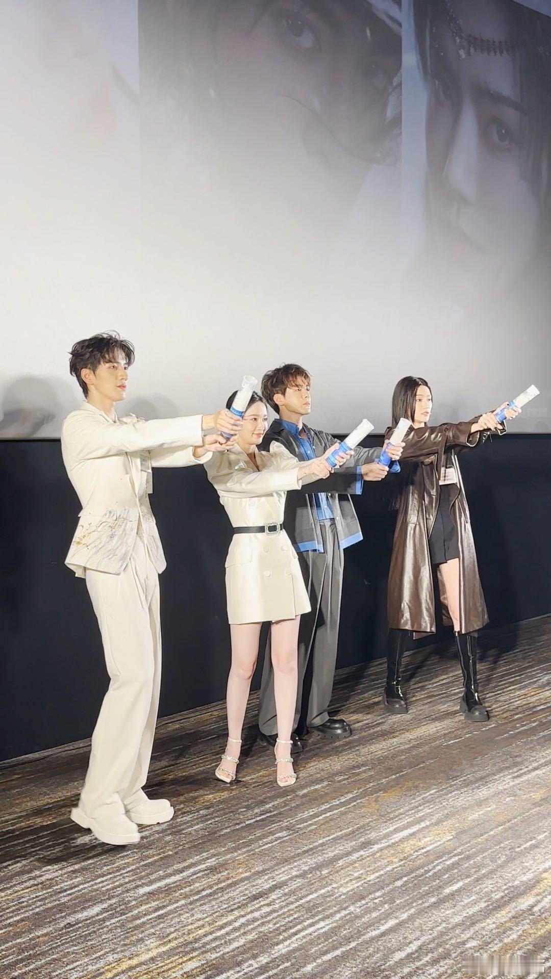 #十月七夜雪向我开雪炮# 七夜雪剧组在微博追剧团的现场精心打造了雪的氛围！一切的