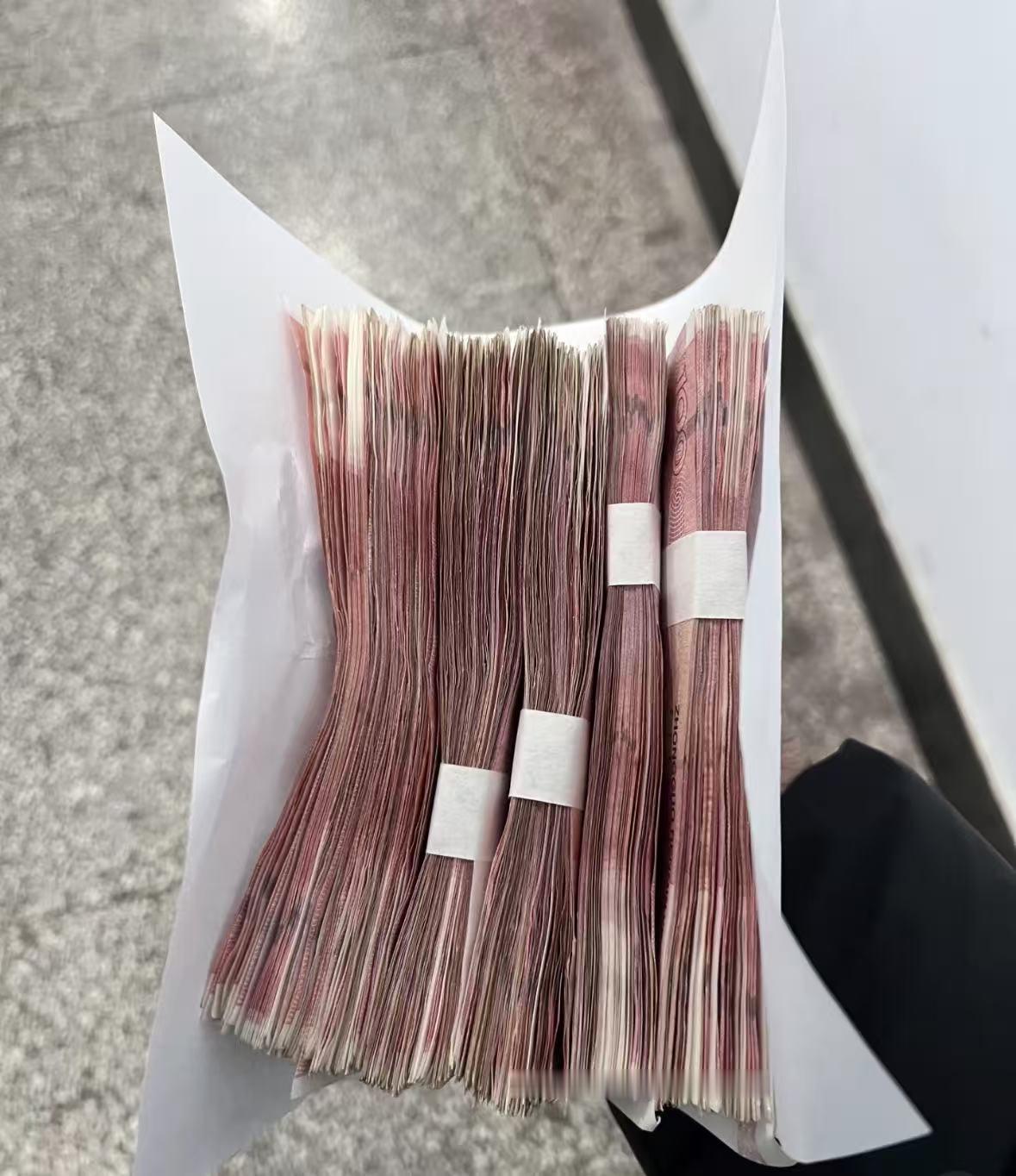 我媳妇走了半年。她那张工资卡还在抽屉里。
卡里有六万八。最后一个月工资三千二，年
