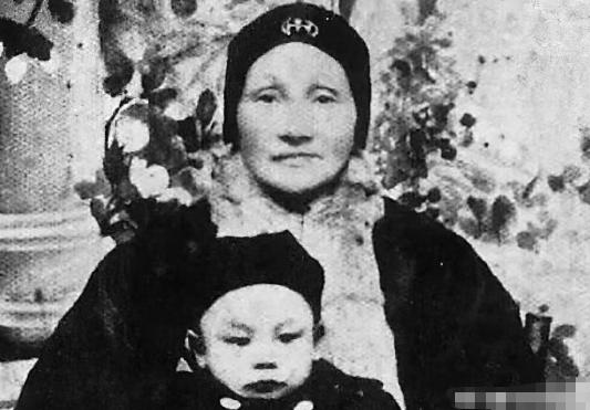 1921年，蒋介石的母亲王采玉在溪口去世。临终时，蒋母留下遗言，提了三个要求：死