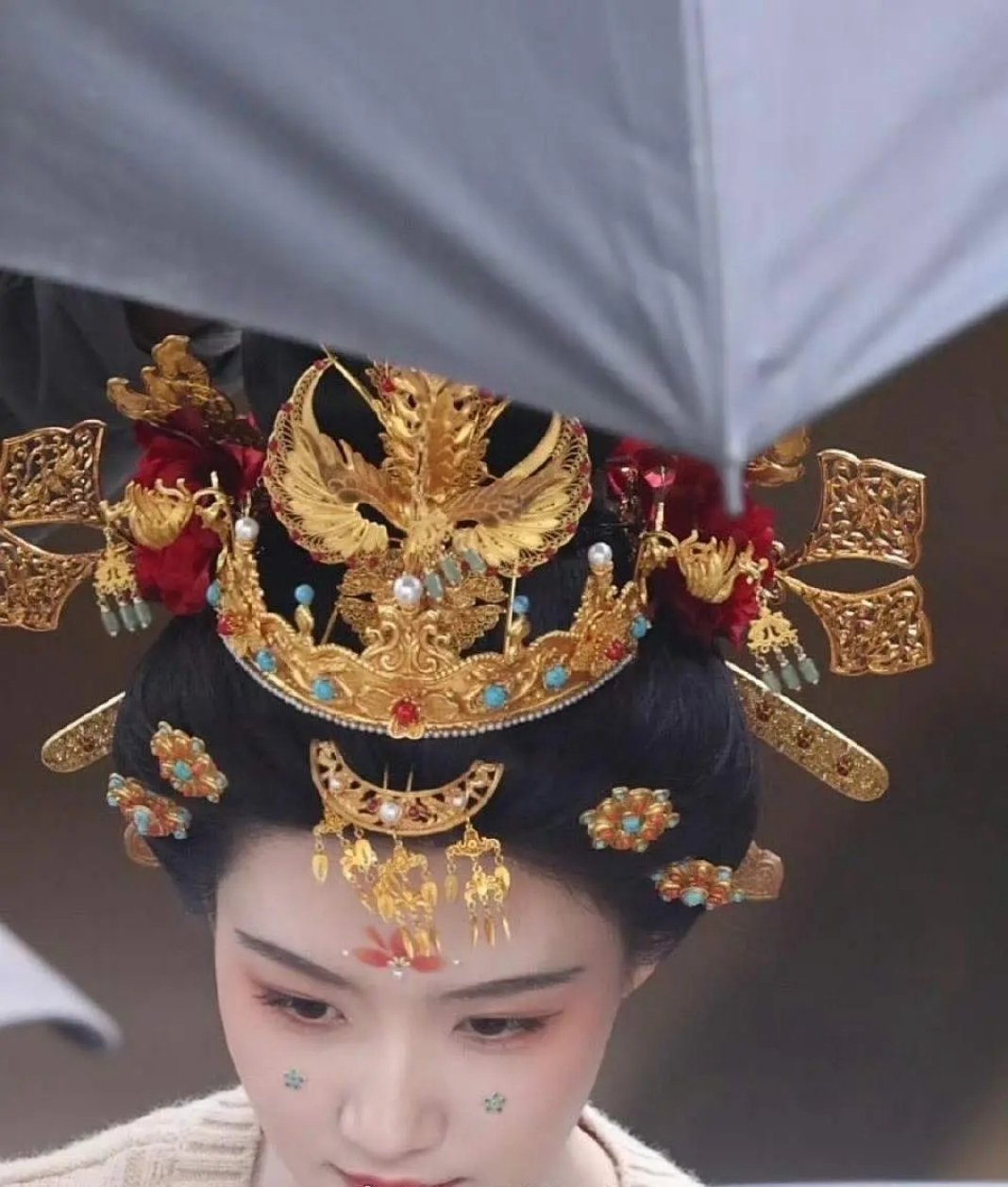 卢昱晓在《何不同舟渡》里的大婚造型，和田曦薇在《子夜归》里的妆造风格真的有点神似