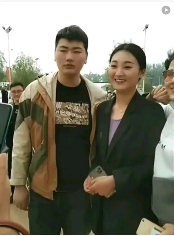 曾经是多么般配的一对啊，不说是郎才女貌，至少也是你有情我有意的。可惜了，曾经的曾