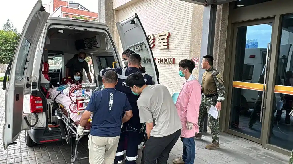 【#台军一蛙兵热身时溺水#】综合多家台媒报道，台陆军“航空特战指挥部”金门两栖侦