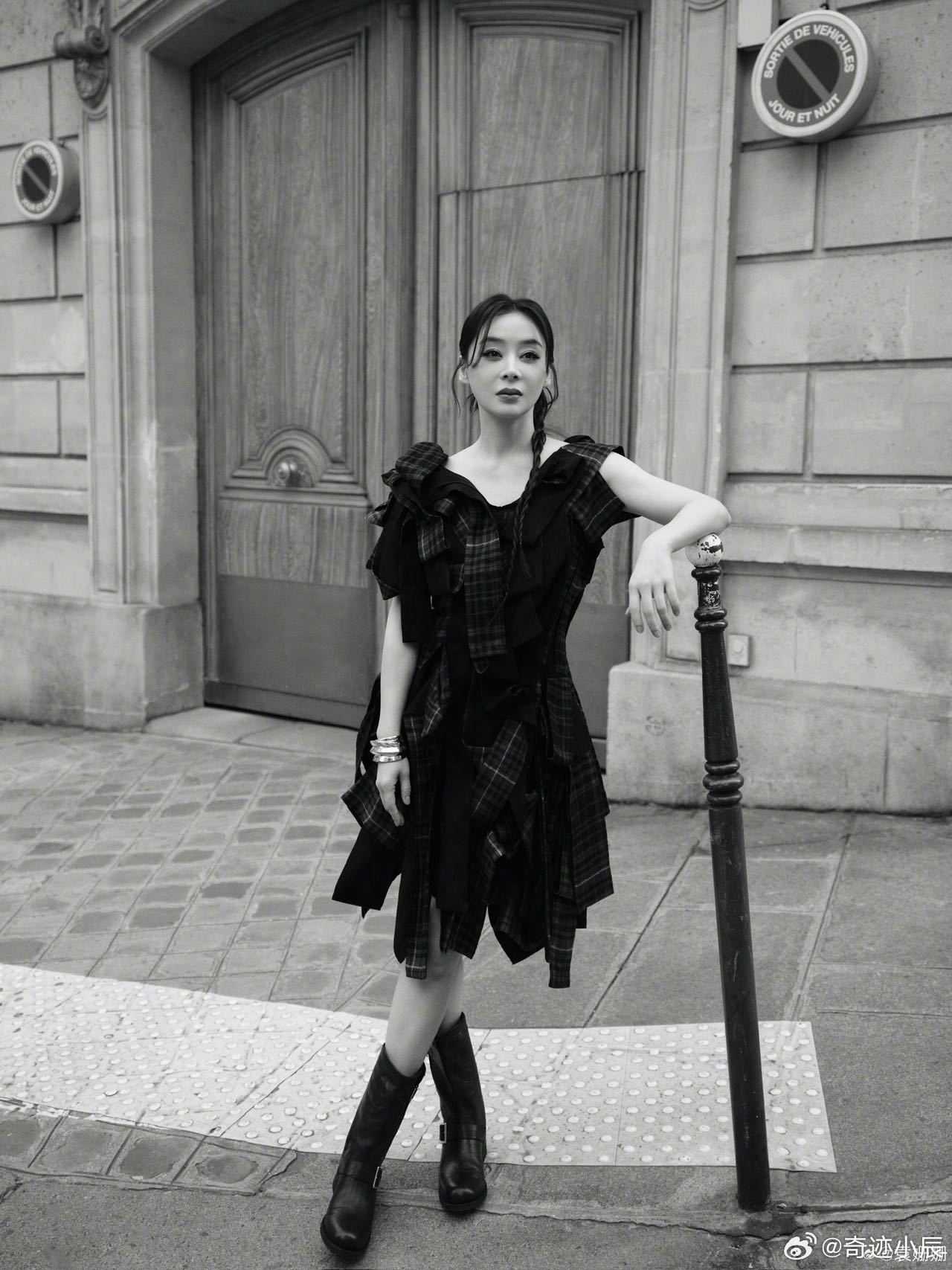 袁姗姗第一章异国千金袁姗姗把异国千金焊在身上！巴黎时装周造型气场拉满，蓝黑格裙+