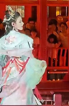 张予曦怎么会去河头老街这种地方 