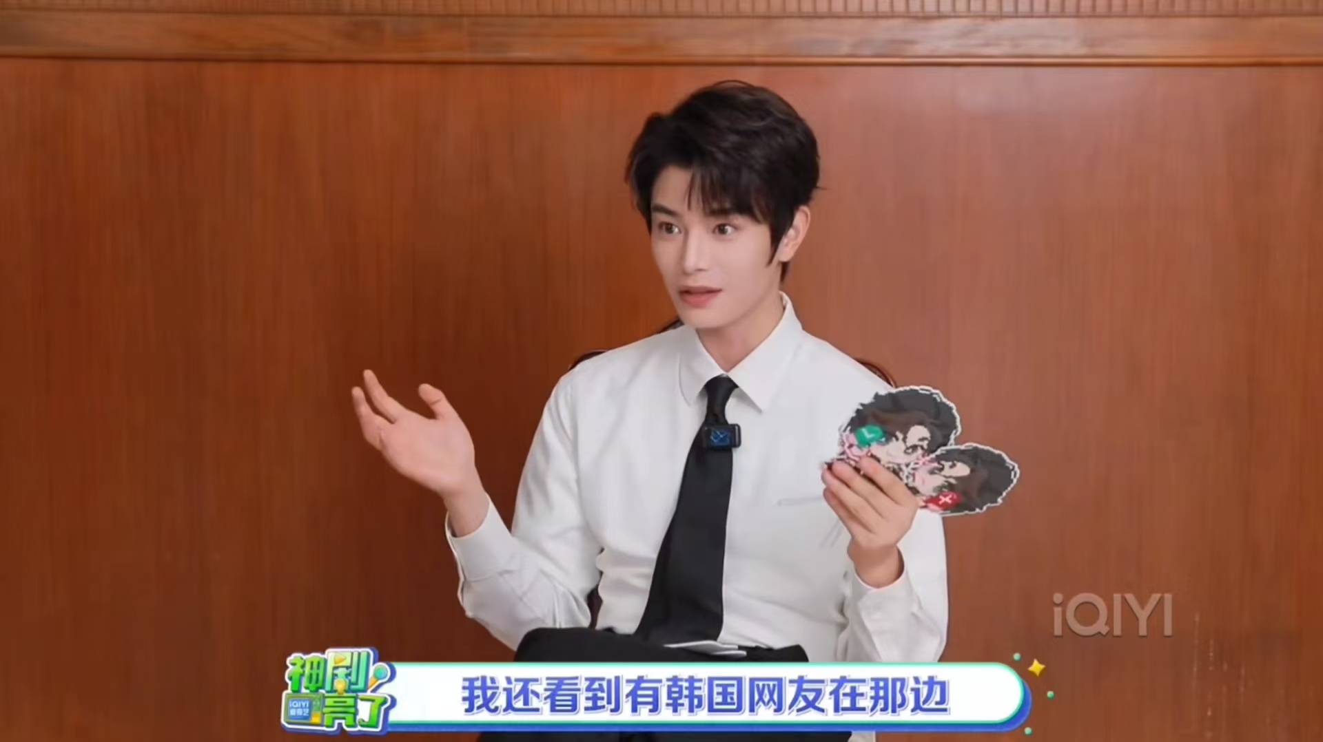 丁禹兮聊到拼豆两眼放光 丁禹兮聊拼豆时的状态很生动，拼豆技术、海外动态讲解详细，