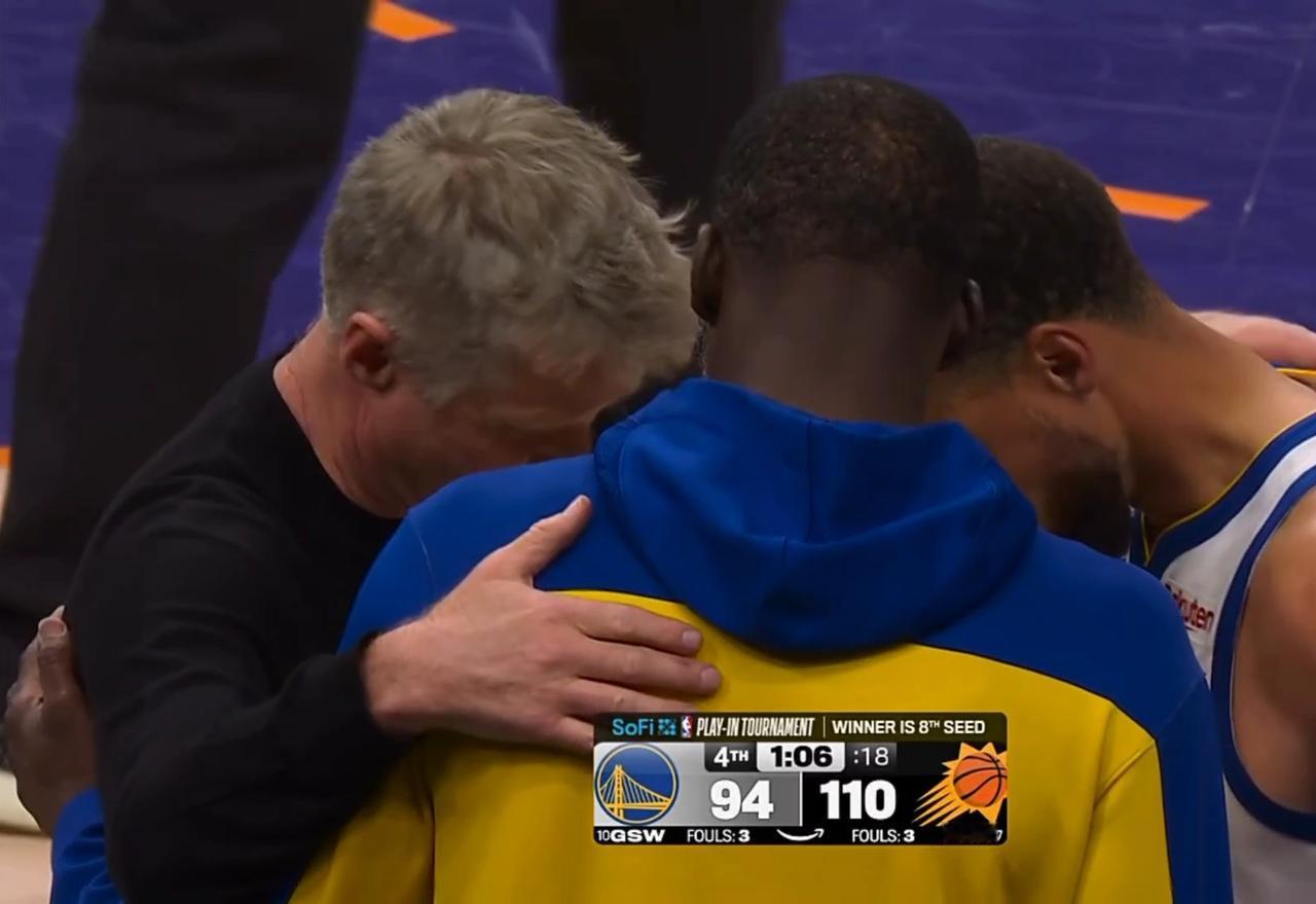 令人惋惜！也许这是勇士三人组在球场上的最后一次拥抱！

当库里和追梦格林在比赛最