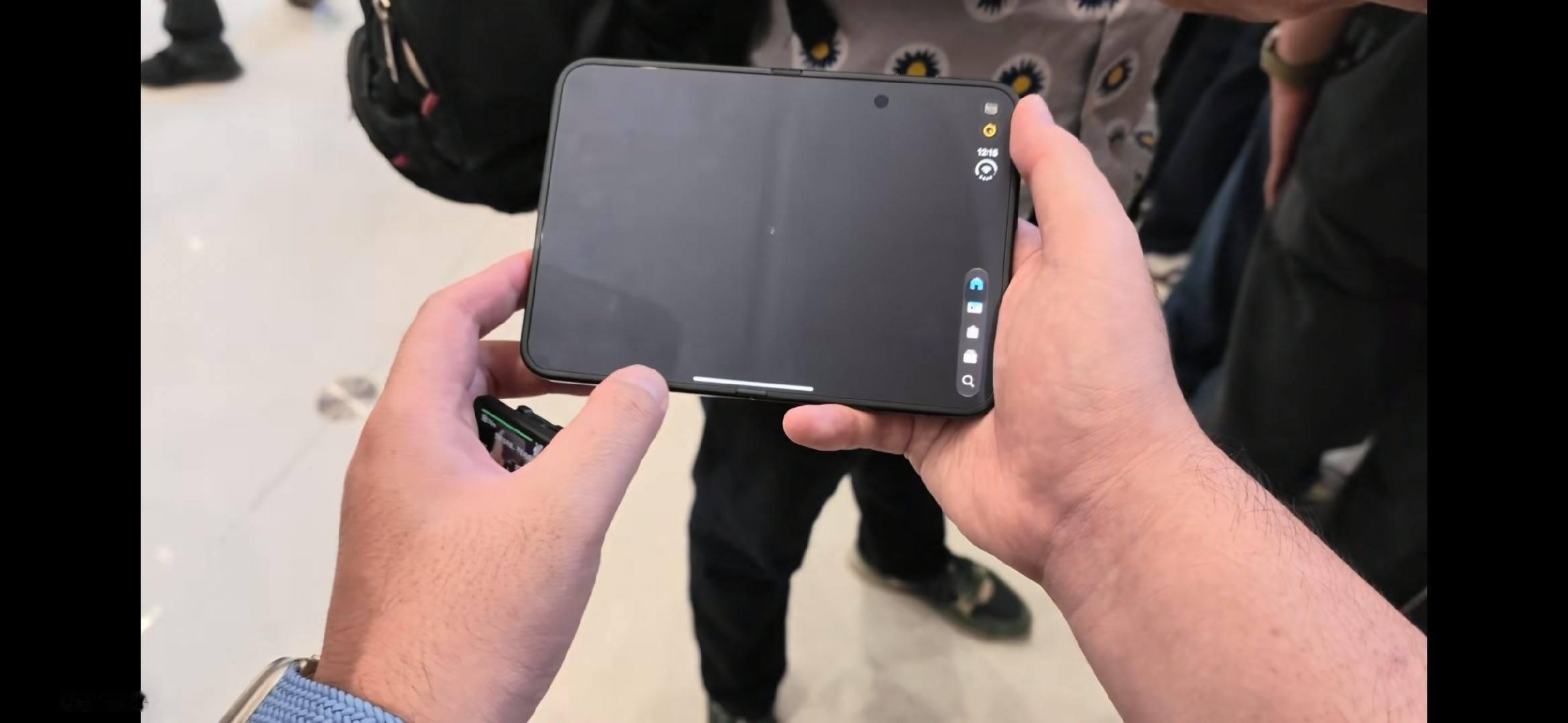 iPhoneDuo 折痕 其实也还好，虽然相比其他的折叠屏折痕处理的确实差点，但
