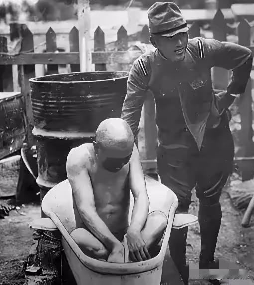 站在澡盆外的这个人，一眼就能看出这是一个日本鬼子，但是坐在澡盆里的这个人，由于他