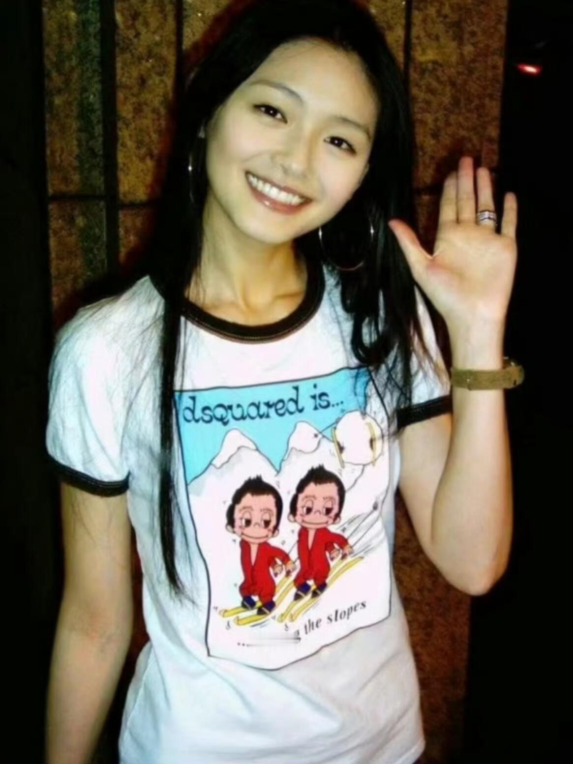 小S含泪抚摸大S雕像不知不觉时间居然过的这么快熙媛都已经离开我们这么长时间 