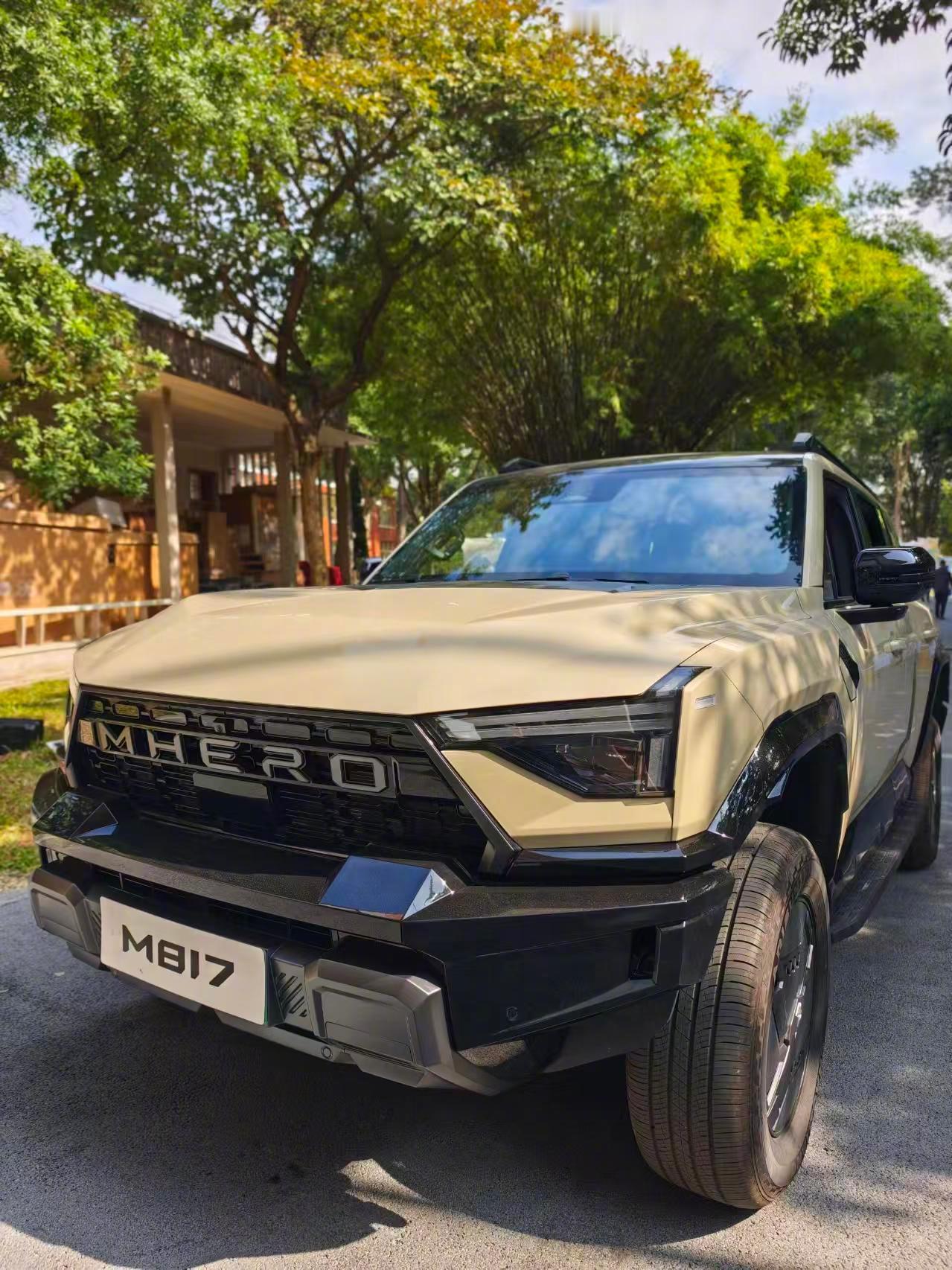 升高底盘后看着就霸气，越野能力没得说，在野外复杂路况下通过性极强，开着它去探索心