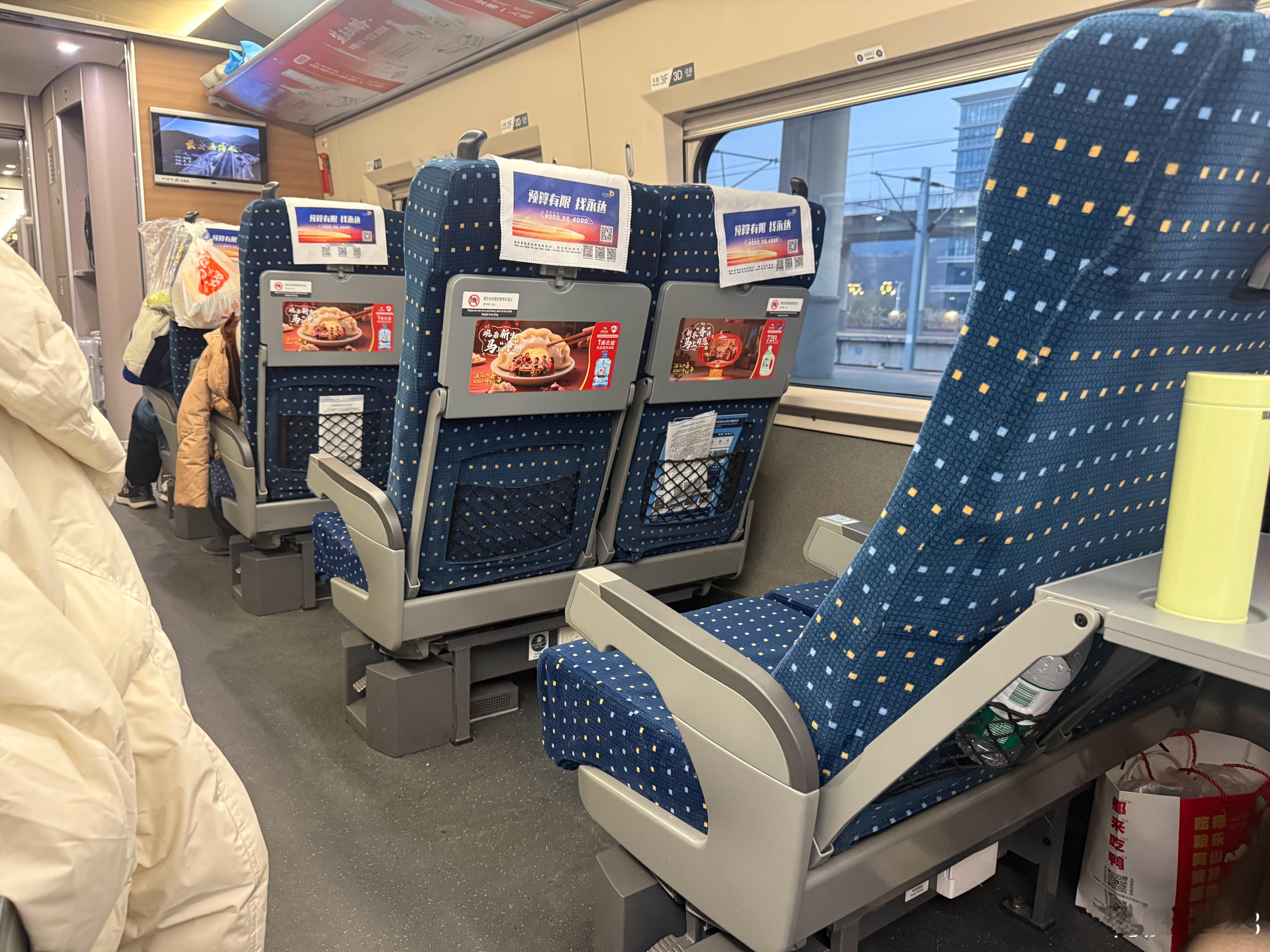 今天才知道高铁上的服务人员，工作期间是要上交手机的，遇上十来个小时的列车，也挺难