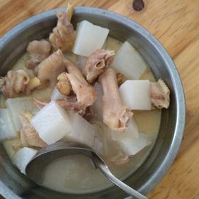 大冷天就得选能暖身又营养的。
今日大寒，中午喝了一碗防寒的汤，白萝卜炖鸡，全身都