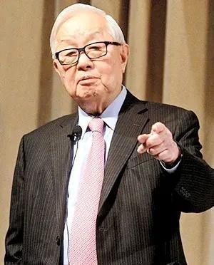 台积电老板张忠谋出生于中国，他就是一个中国人。后来他是移民到美国并入了美国籍。那