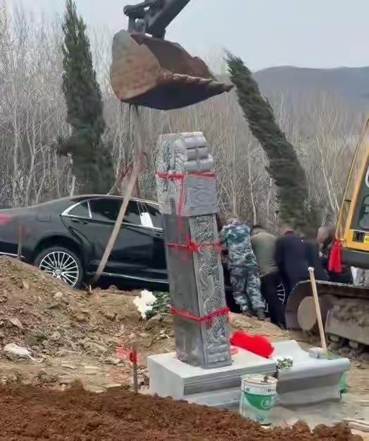 辽宁这事儿真的挺离谱，一条新闻直接把全网看愣了。
 
有人说是为了给逝者撑场面，